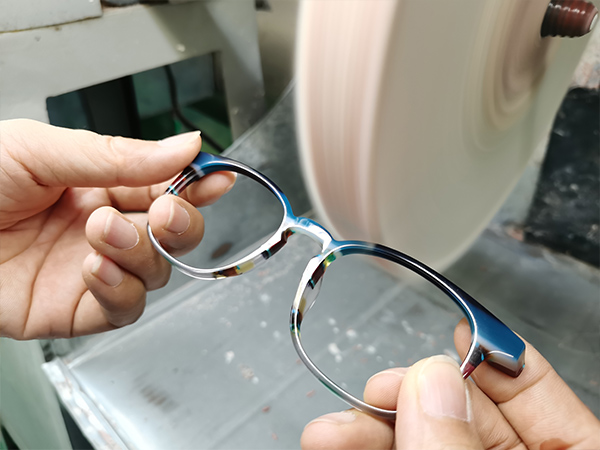 佛山衍诚眼镜揭秘：眼镜框的不同材质优点分析